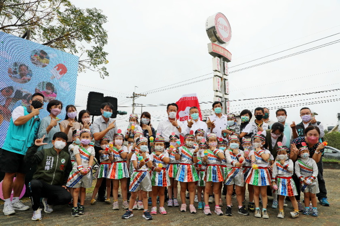 嘉義縣水上鄉出現4公尺馬賽克拼貼巨型冰棒 成為行銷南靖的重要地標