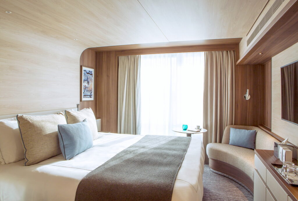 指揮官夏古號這一艘郵輪