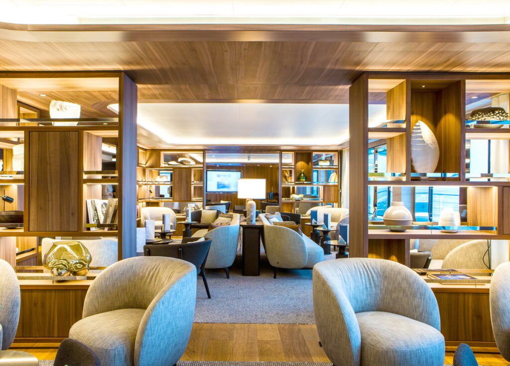 指揮官夏古號這一艘郵輪