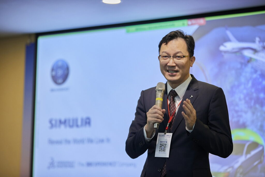 達梭系統臺灣戰略客戶銷售總監張銘輝致詞,分享SIMULIA應用和工程技術領域的最新資訊