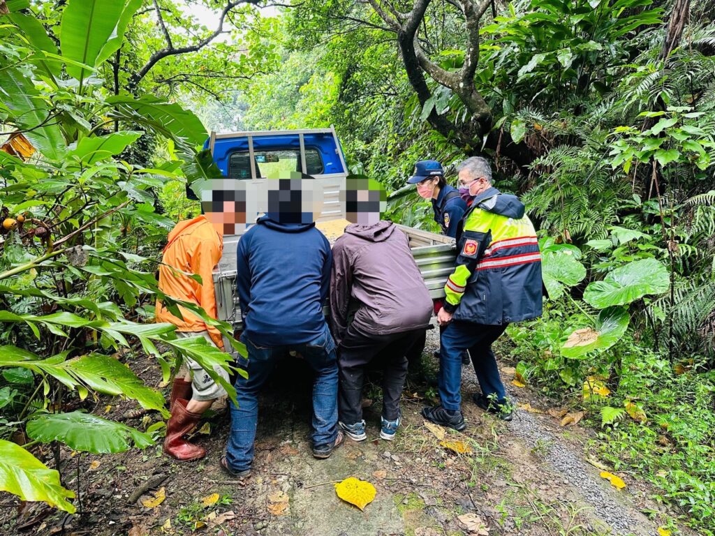 警民合作共同將小貨車自邊坡抬至路中後
