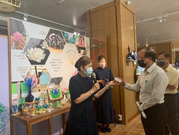 ▲台中靜思堂師姊生動活潑講解環保及永續發展 (圖/台中市警察局 提供)