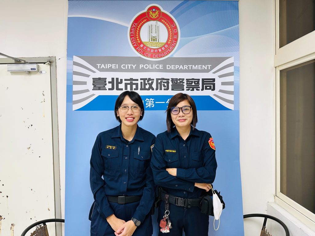 圖:實習生林庭鈺(左)、警員李婕如(右)