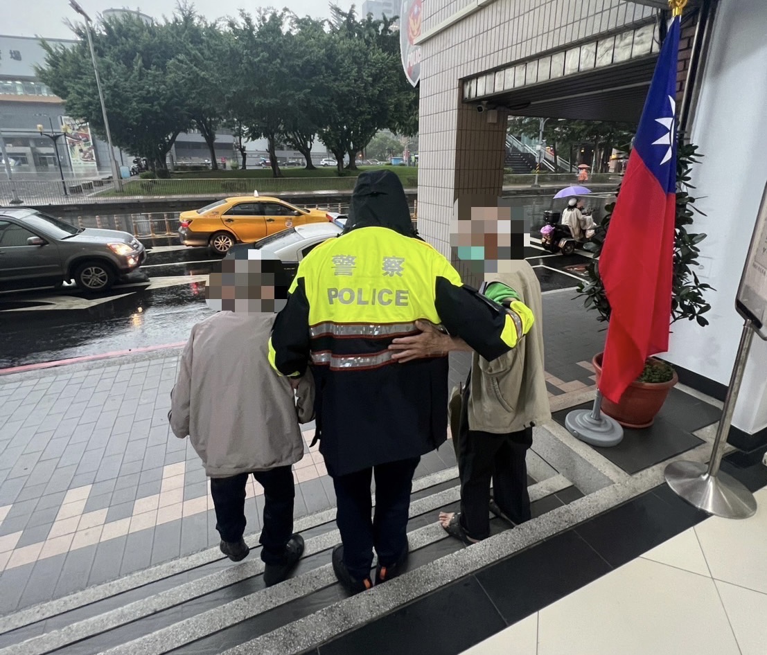 圖片說明:海山警協助兩位迷途老翁順利返家。(記者戴昱弘翻攝)