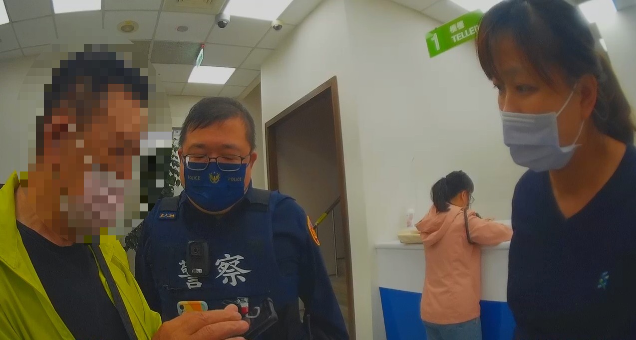 圖片說明:臺中市政府警察局第二分局立人派出所日前成功阻詐,保住七旬宋姓老翁現金10萬元。(記者林㤈輝翻攝)
