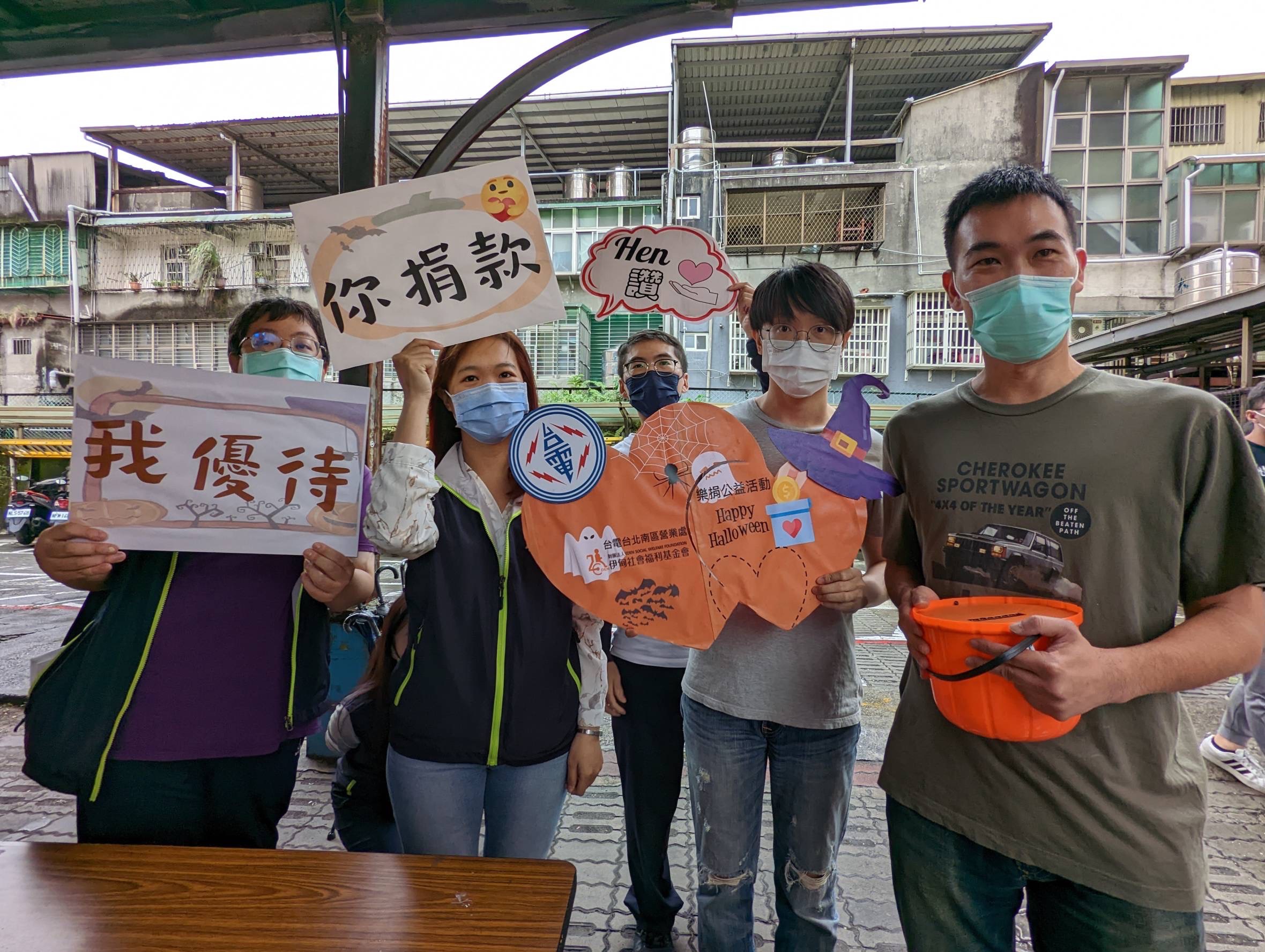 圖片說明:台電北南區處員工認購行動胖卡車餐點,熱情參與樂捐公益活動。(圖/台電北南區處提供)