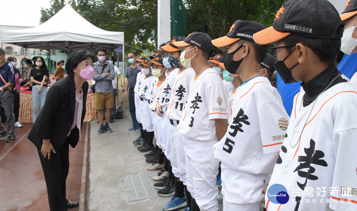 彰化縣長王惠美向棒球隊加油!圖/記者鄧富珍攝