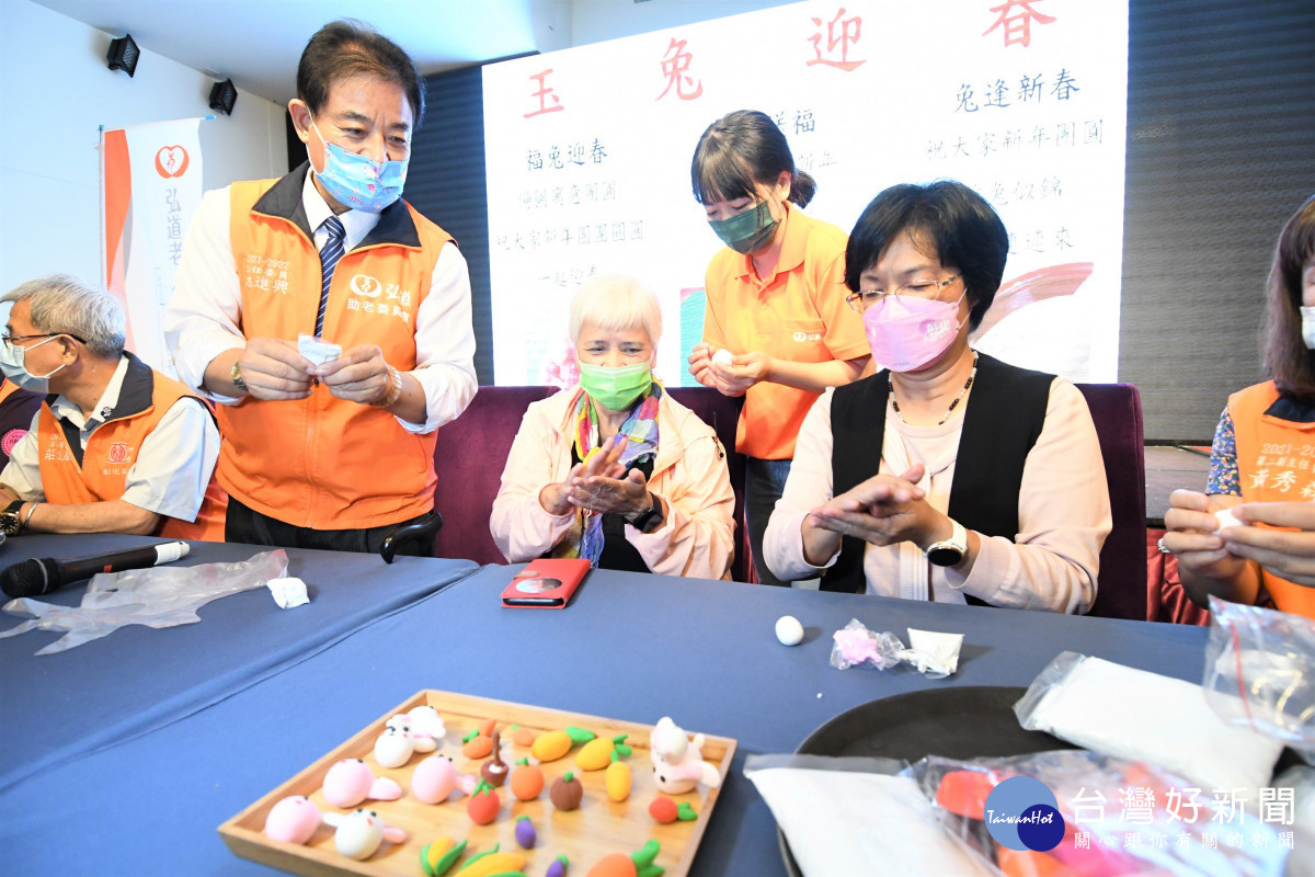 弘道老人基金會第寒冬助老圍爐餐會縣長王會美與老長輩一起捏麵人。圖／彰化縣政府提供