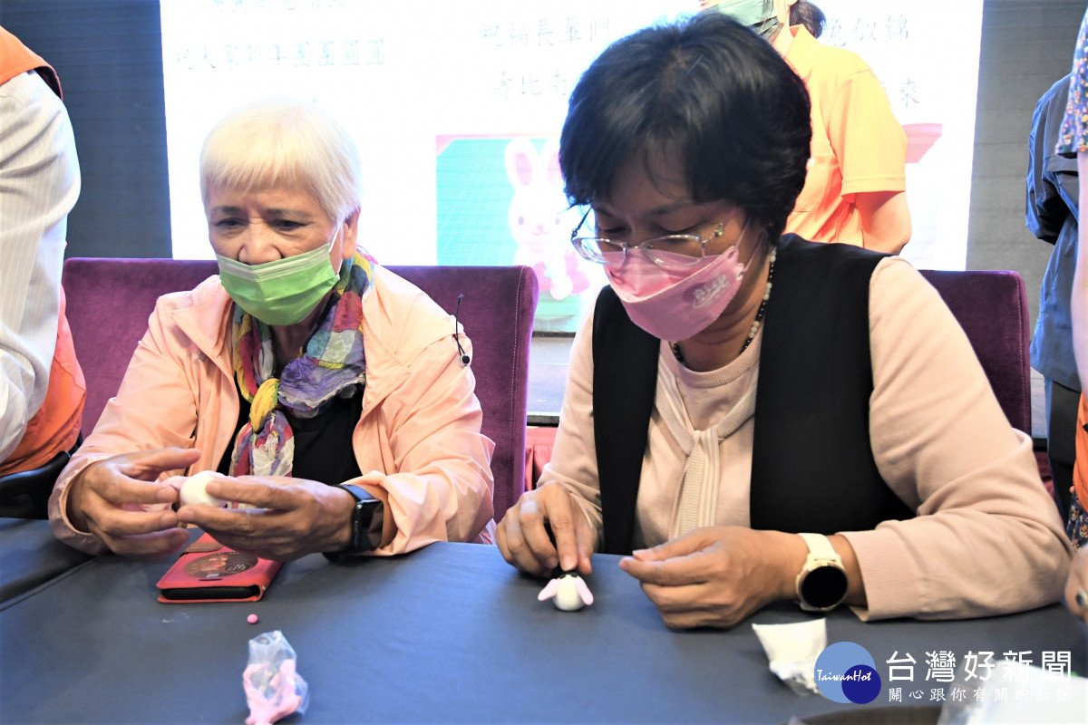 弘道老人基金會第寒冬助老圍爐餐會縣長王會美與老長輩一起捏麵人。圖/彰化縣政府提供