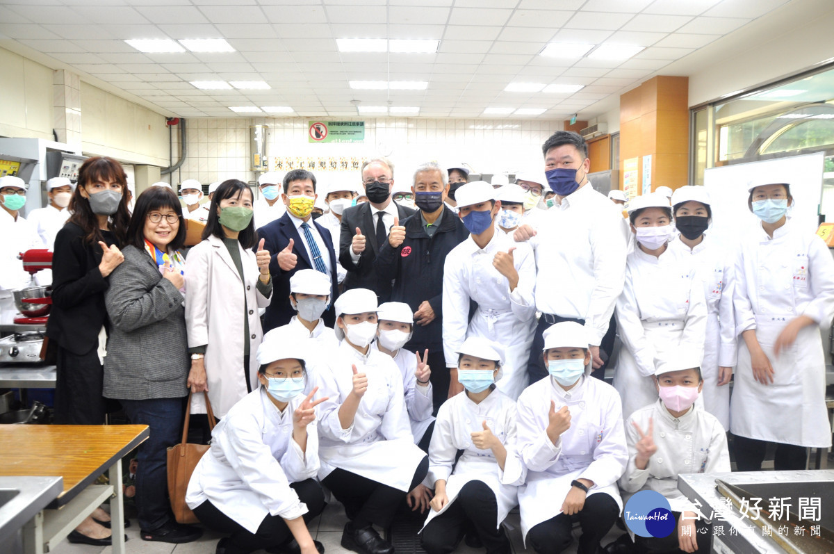 桃園市副市長高安邦與瑞士HTMi 飯店管理大學校長Mr Larmour 到永平工商進行參訪活動。<br /><br /> <br /><br />