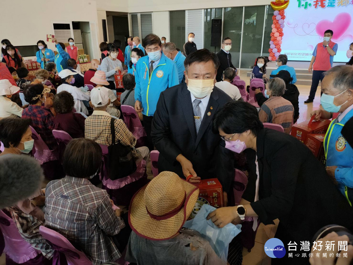彰化縣府結合世界彰化同鄉總會，捐贈200多萬物資關懷弱勢。圖／記者鄧富珍攝