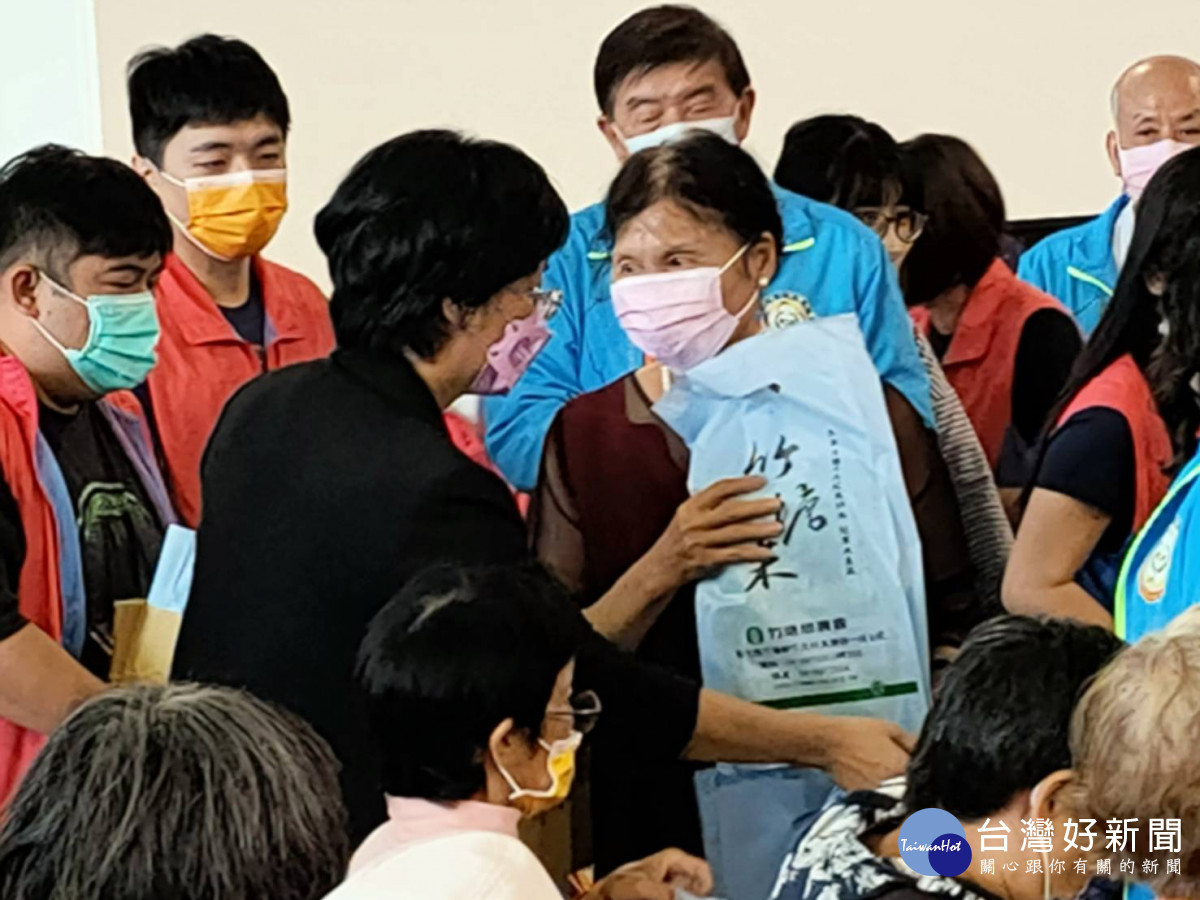 彰化縣府結合世界彰化同鄉總會,捐贈200多萬物資關懷弱勢。圖/記者鄧富珍攝