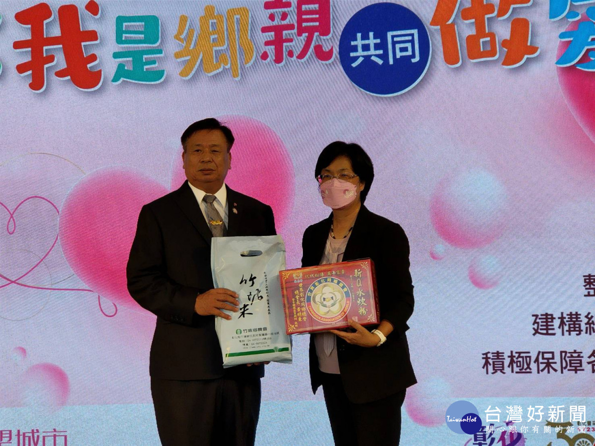 彰化縣府結合世界彰化同鄉總會,捐贈200多萬物資關懷弱勢。圖/記者鄧富珍攝