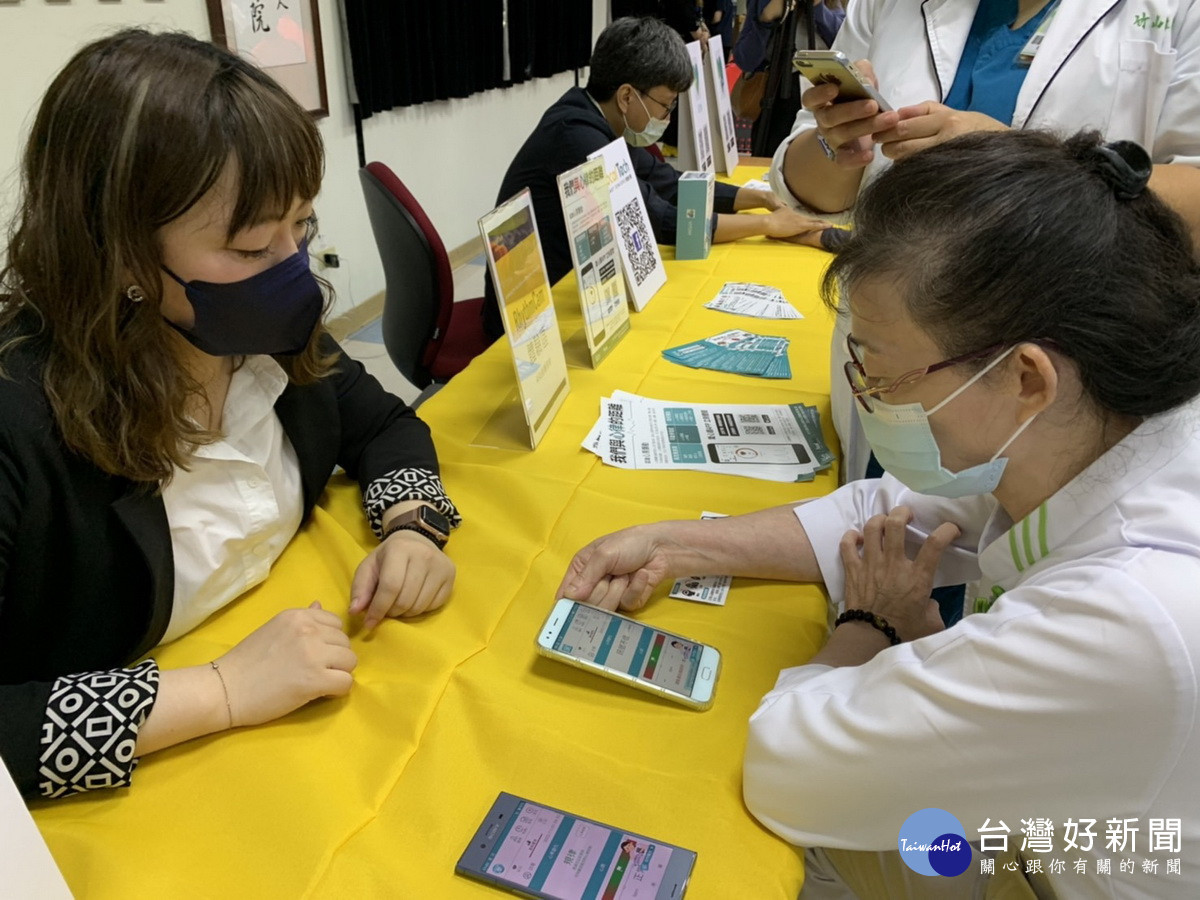 透過簡易操作可量測脈博波型等。(竹秀提供)