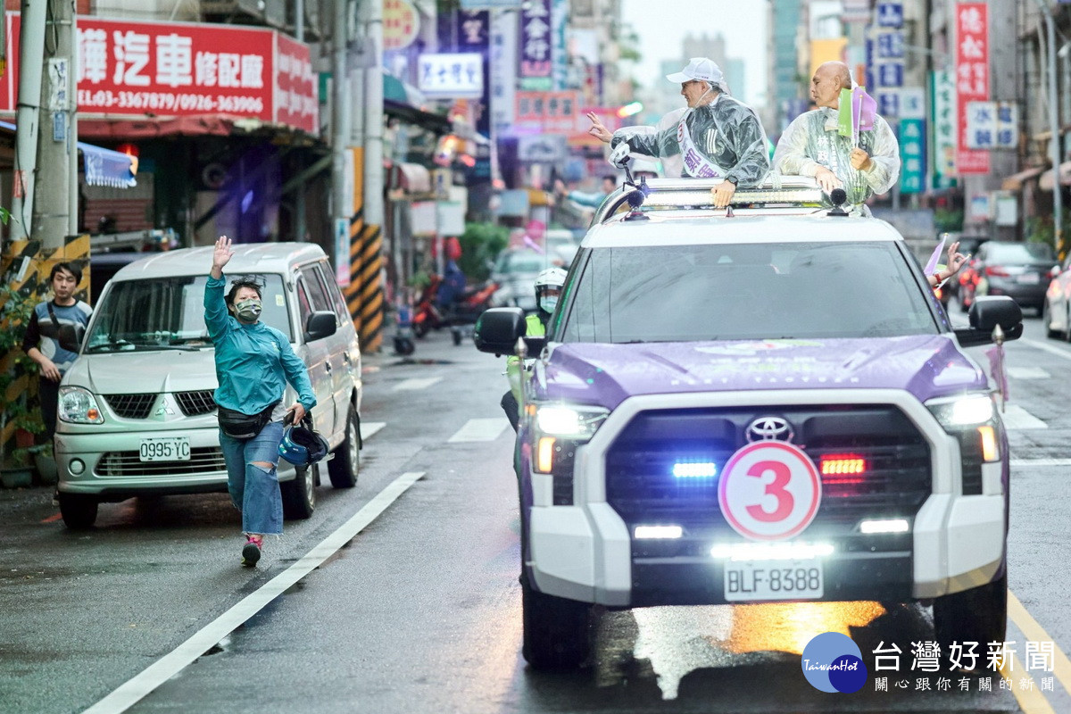 民進黨桃園市長候選人鄭運鵬冒雨進行車隊掃街,獲得民眾熱情回應。