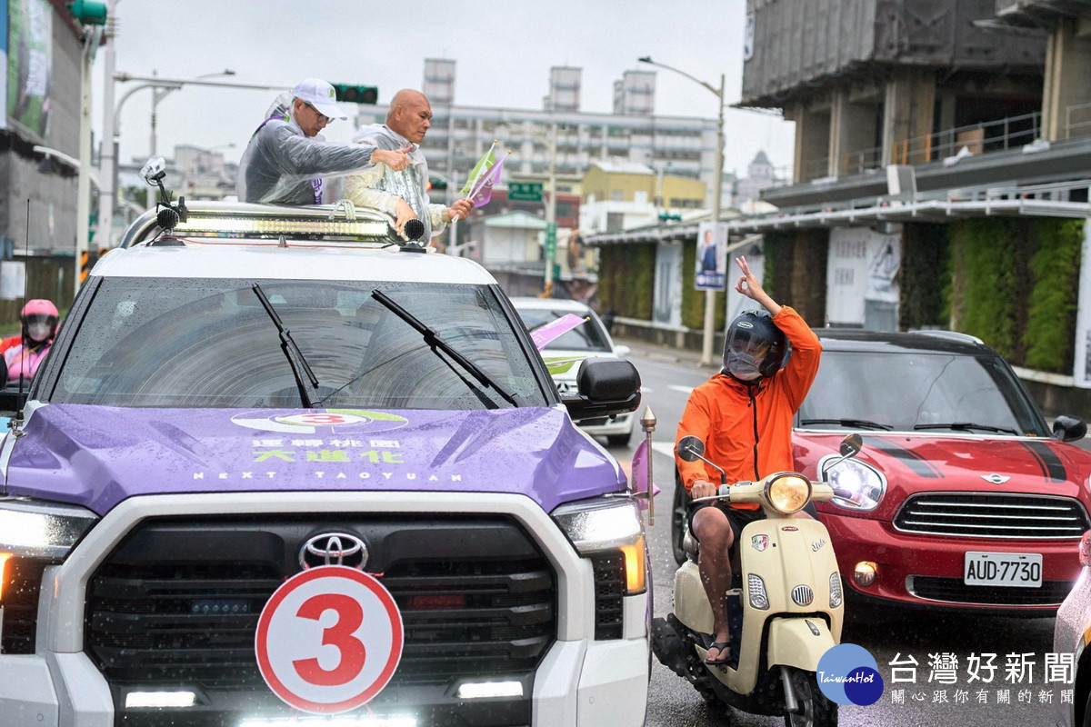 民進黨桃園市長候選人鄭運鵬冒雨進行車隊掃街,獲得民眾熱情回應。