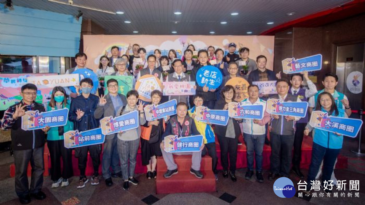 鄭市長與各商圈代表合照。