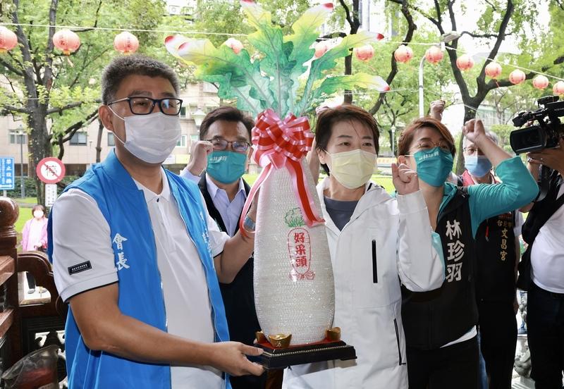 黃珊珊(中)1日前往文昌宮參拜,雙連民享市場自治會送上好彩頭,祝黃珊珊高票當選。中央社