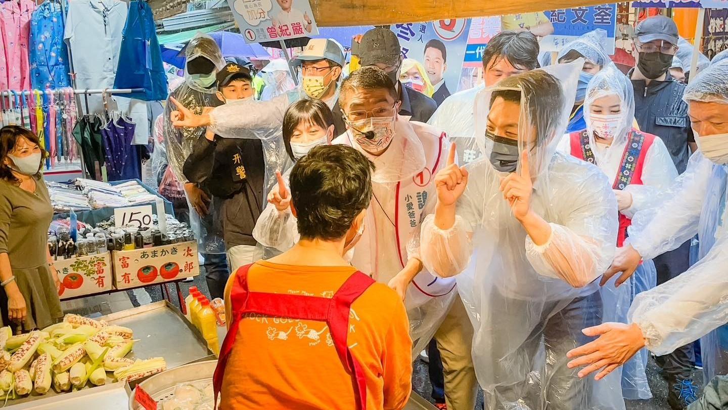 謝國樑今與蔣萬安合體掃街拜票。翻攝謝國樑臉書