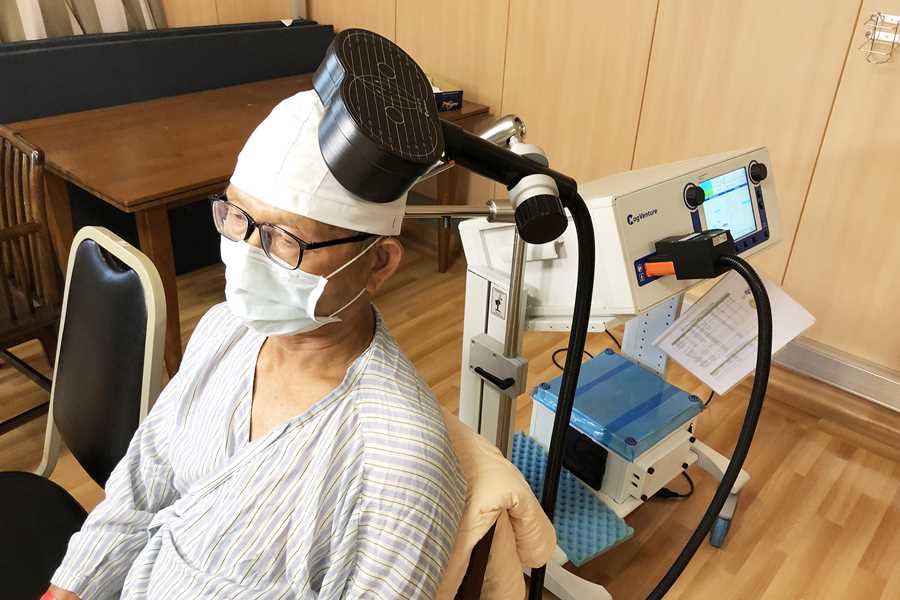 賴先生接受經顱磁刺激治療