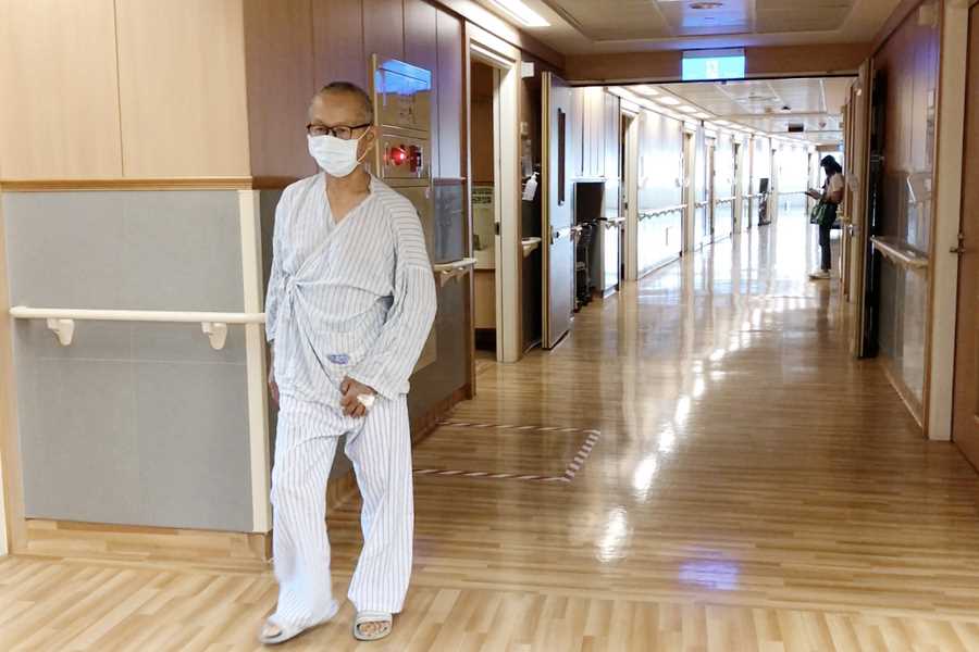 賴先生住院期間天天走路復健,腳步比治療前更加穩定。