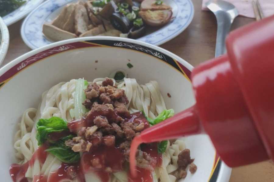 調味醬汁雖然可以提升食物美味,但要注意添加份量,才能避免鹽分攝取過量。