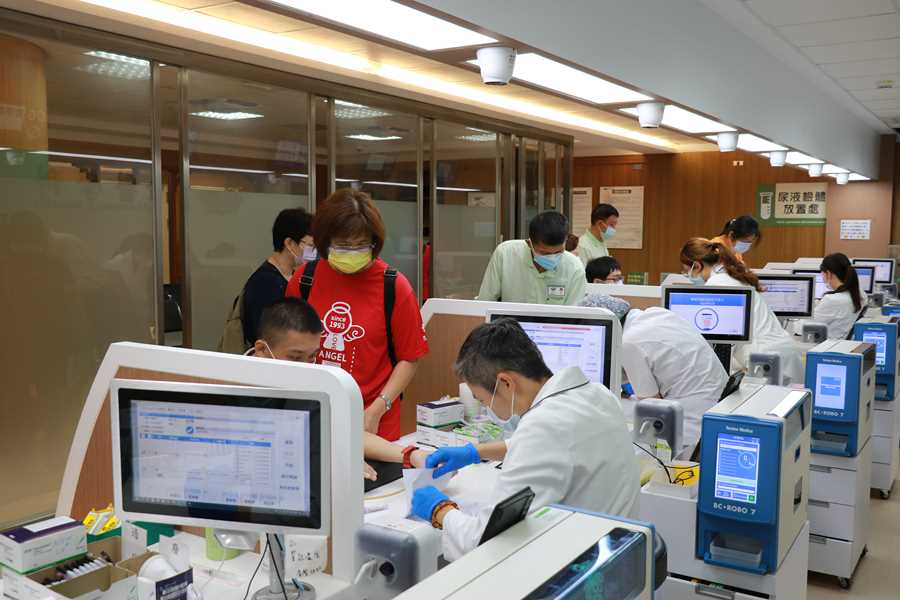 院生在中心及醫院人員陪伴下,順利完成抽血。