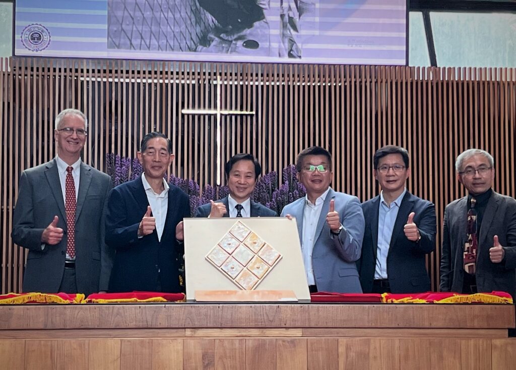 路思義教堂在校友蔡其昌(右三)、張廖萬堅(右四)協助下,獲文資局補助將進行大整修。(圖/東海大學提供)