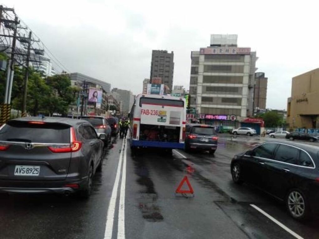公車拋錨於路中央,造成車輛壅塞