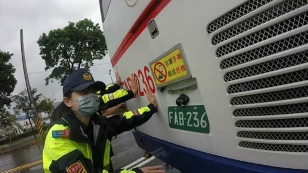 現場熱心民眾與員警將公車推離至不妨礙交通處所