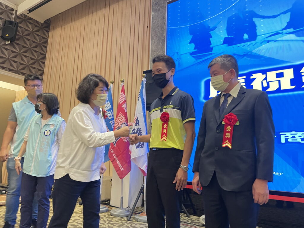嘉義市長候選人黃敏惠親赴「第76屆商人節慶祝大會」，除了給予所有嘉義市各商家誠摯的祝福
