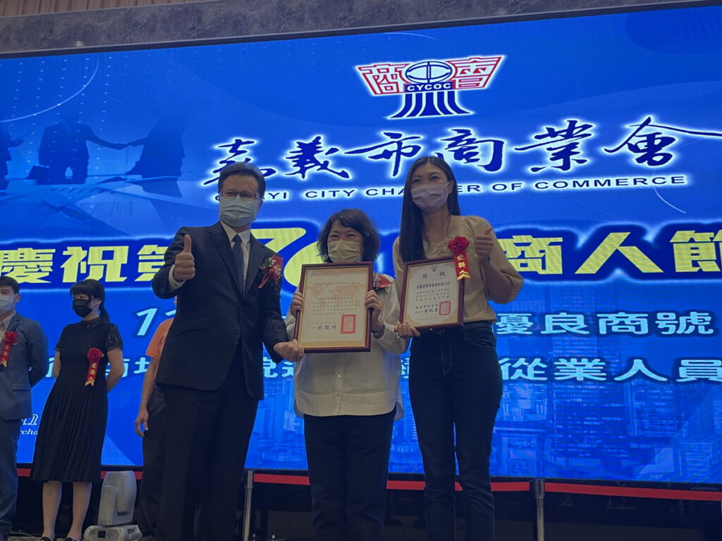 嘉義市長候選人黃敏惠親赴「第76屆商人節慶祝大會」，除了給予所有嘉義市各商家誠摯的祝福