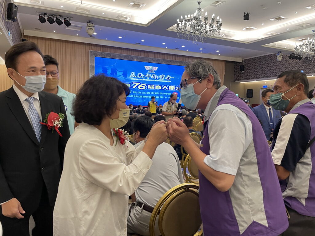 嘉義市長候選人黃敏惠親赴「第76屆商人節慶祝大會」，除了給予所有嘉義市各商家誠摯的祝福