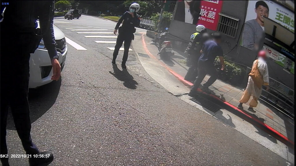 黃員決意先行將老翁抱至路旁公車站牌照料