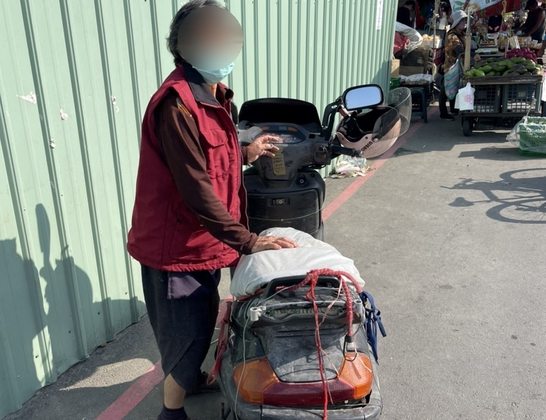 ▲員警耗費功夫查出車號，並調閱監視器協助找到婦人記錯停放位置的機車 (圖/台中市警察局 提供)