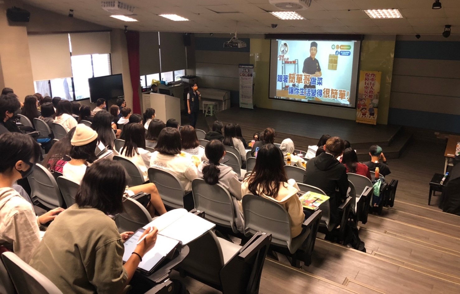 ▲中警四分局宣導團前進嶺東科大,以詼諧逗趣「簡單」影片傳遞防詐知識 (圖/台中市警察局 提供)