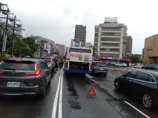圖:公車拋錨於路中央,造成車輛壅塞