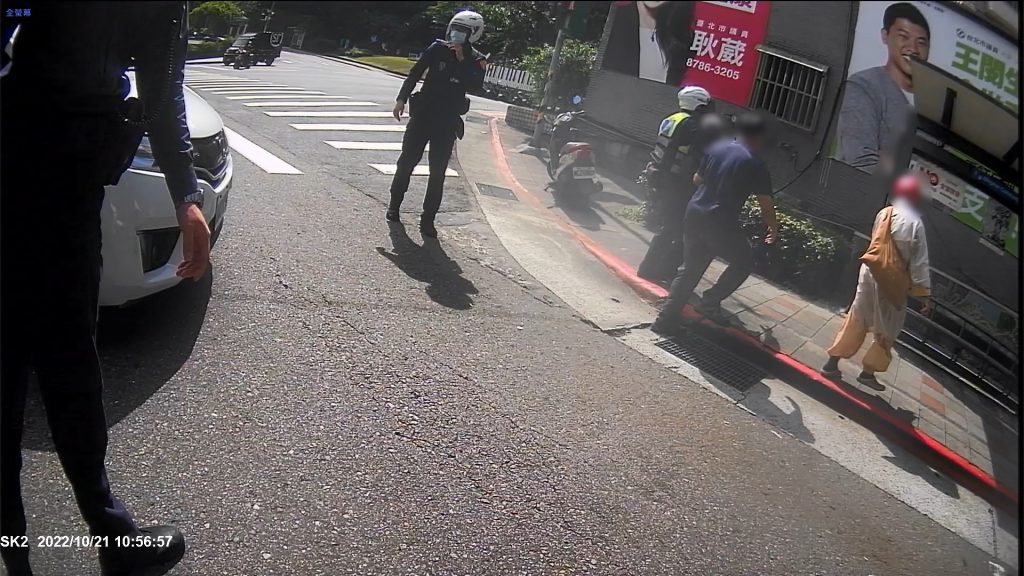 圖:黃員決意先行將老翁抱至路旁公車站牌照料