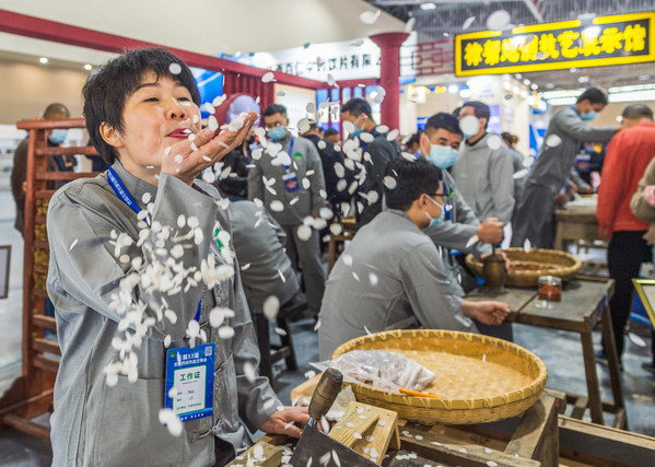 樟樹市慶仁中藥飲片有限公司藥工丁金紅展示中醫藥炮製傳統技藝"白芍飛上天" 樟樹市慶仁中藥飲片有限公司藥工丁金紅展示中醫藥炮製傳統技藝"白芍飛上天"