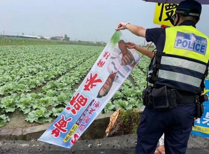 選舉旗幟遭折斷 東港警3小時查獲送辦