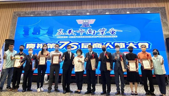 黃敏惠赴商人節慶祝大會 表揚在場優良商號及從業人員
