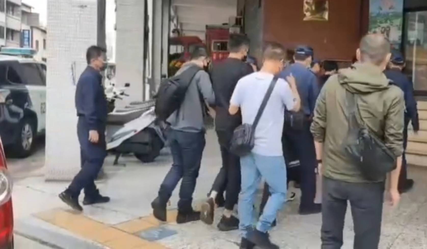 圖片說明:臺中市政府警察局第六分局西屯所偵辦行車擋道傷人糾紛案4小時破案送辦。(記者謝榮浤翻攝)