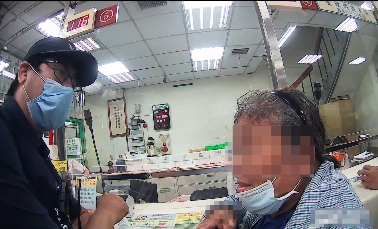圖片說明:中市警銀聯手阻詐成功保住七旬陳姓老婦10萬元。(記者林㤈輝翻攝)