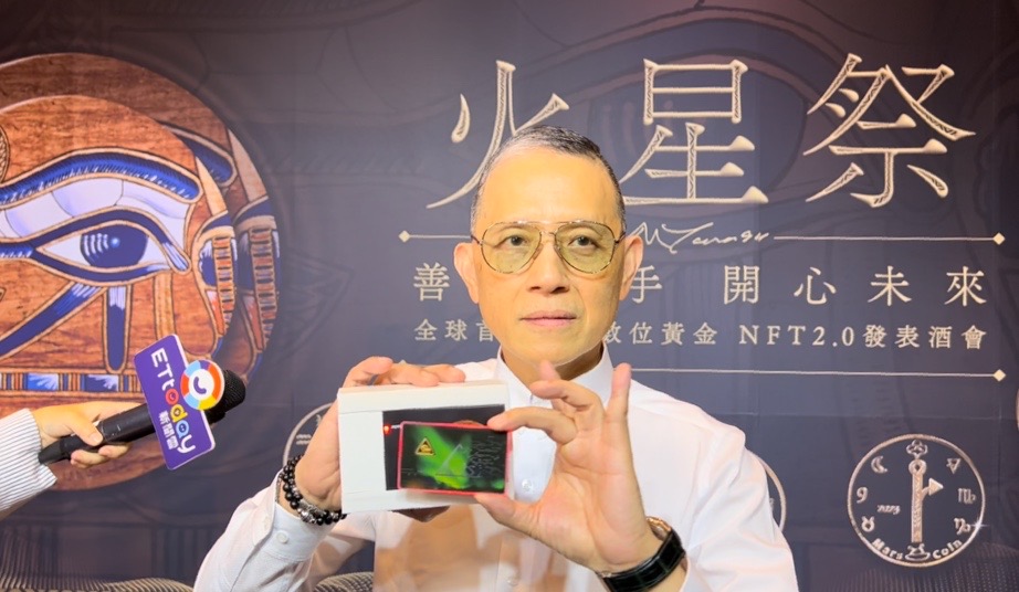 圖片說明：火星人莊連豪展示DEg高科技黃金藝術卡。（記者徐煜勝攝）