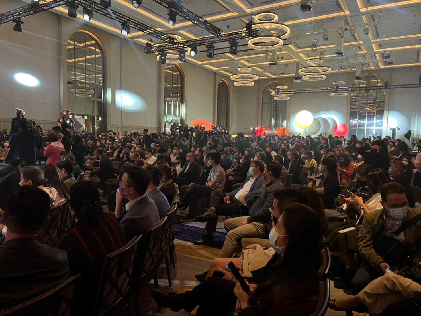 圖片說明：發表會於台北萬豪酒店舉辦，現場人潮洶湧不斷。（記者徐煜勝攝）