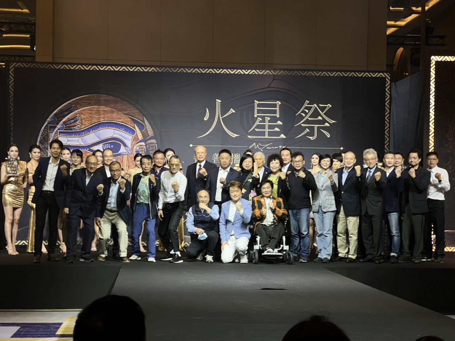 圖片說明：萬豪實體數位黃金公司共同創辦人莊連豪、鄧萬偉與歌手翁立友及貴賓合影。（記者徐煜勝攝）