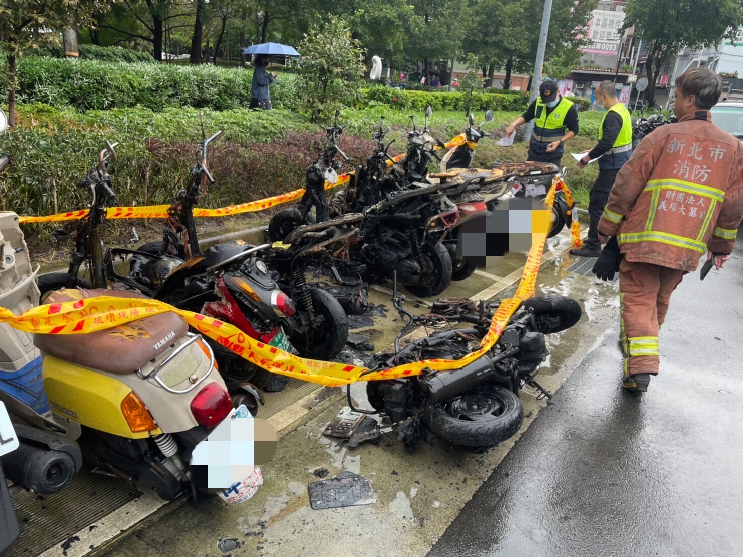 圖片說明:機車整排遭火吻。(記者戴昱弘翻攝)