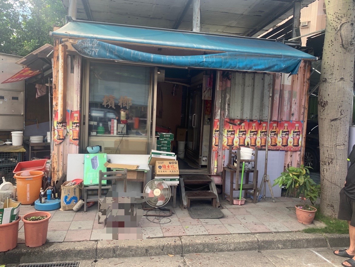 圖片說明:檳榔攤老闆於自家店裡遭砍。(記者徐煜勝翻攝)