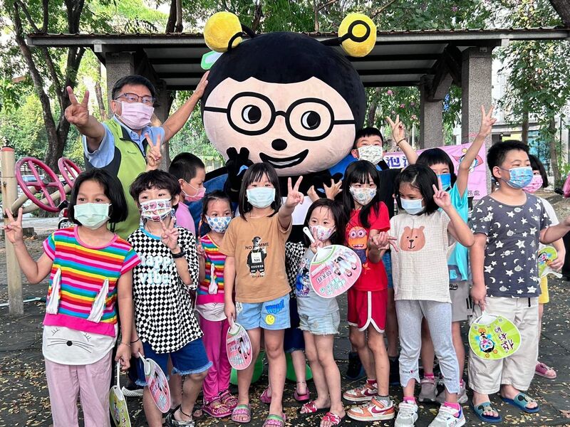 漾新聞|鄭光峰帶著「小蜜蜂」陪親子吹泡泡 實現「照顧上一代教育下一代」