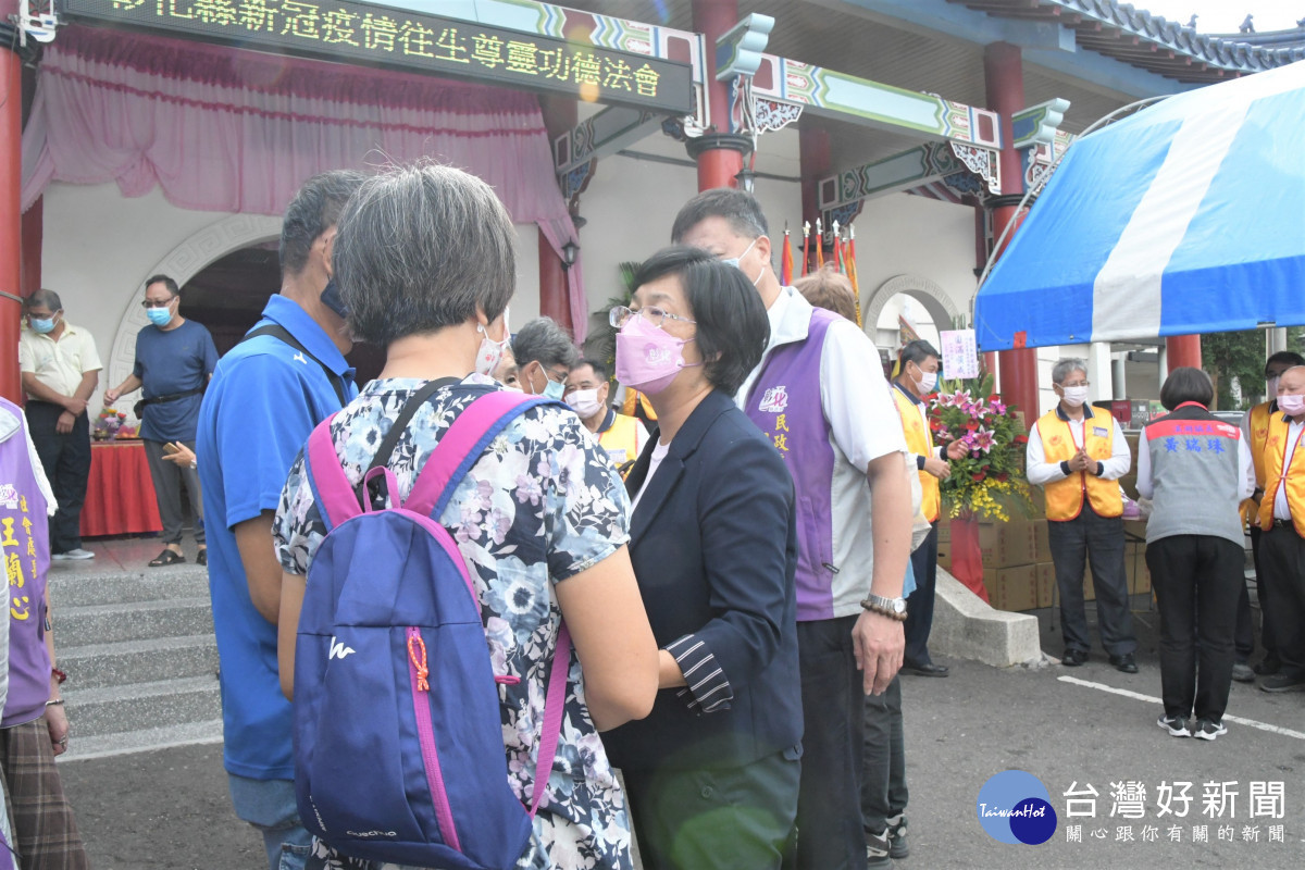 彰化縣長王惠美參加彰化縣為新冠疫情往生尊靈辦追思功德法會。圖/彰化縣政府提供
